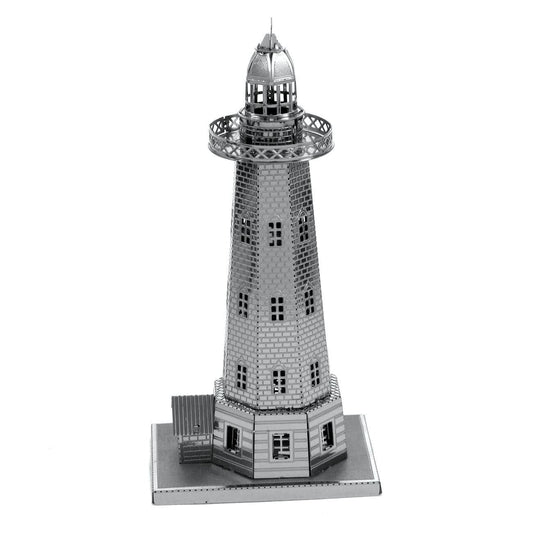 Phare miniature métallique hautement détaillé, vu de face, avec plateforme ajourée et tour texturée, maquette premium pour montage et décoration