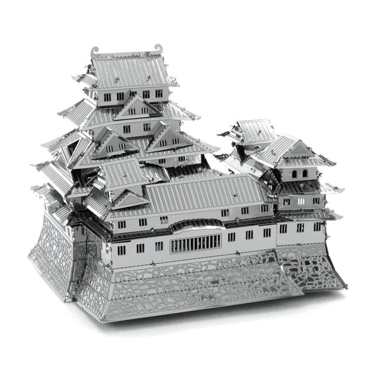 Modèle 3D métallique du château de Himeji Metal Earth, vue de trois-quarts arrière, révélant les toits ondulés et les détails des façades.