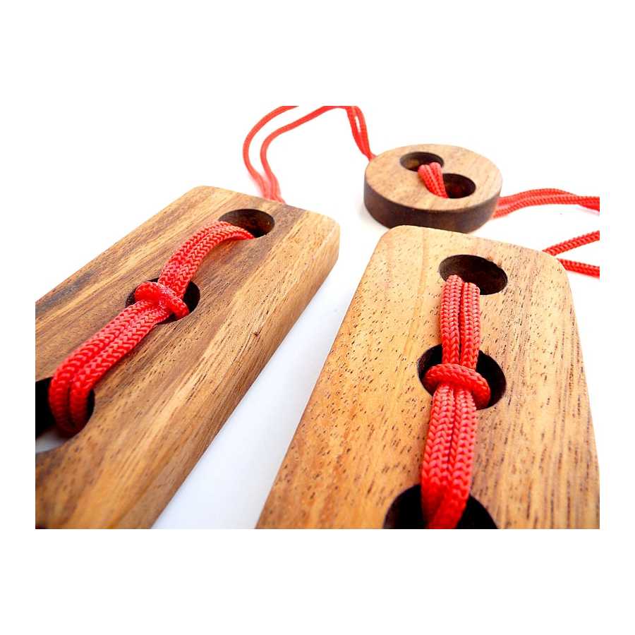 Puzzle Trois Zéros démonté montrant les cordes et anneaux