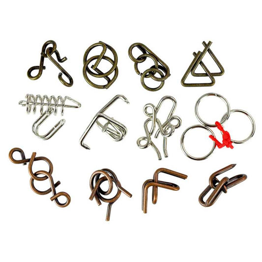 Valisette ouverte avec douze puzzles métalliques variés