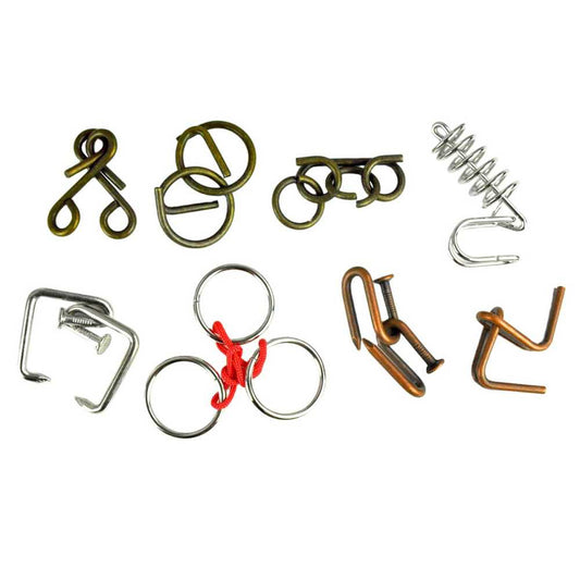 Valisette ouverte avec huit puzzles métalliques variés