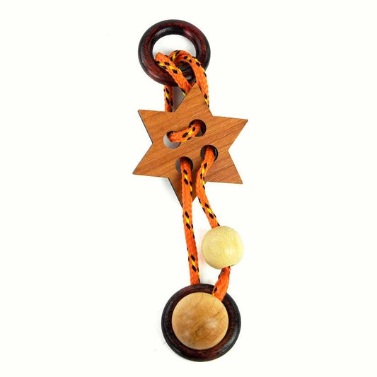 Puzzle Sirius en bois démonté montrant le système de cordes