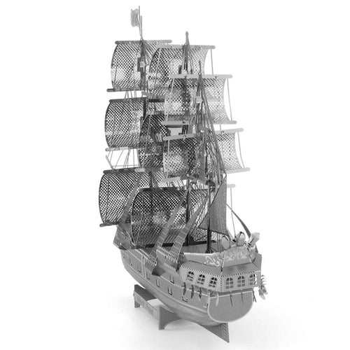 Maquette métal Black Pearl Metal Earth Premium, vue diagonale arrière, poupe ornée, voiles ajourées et gréement complexe