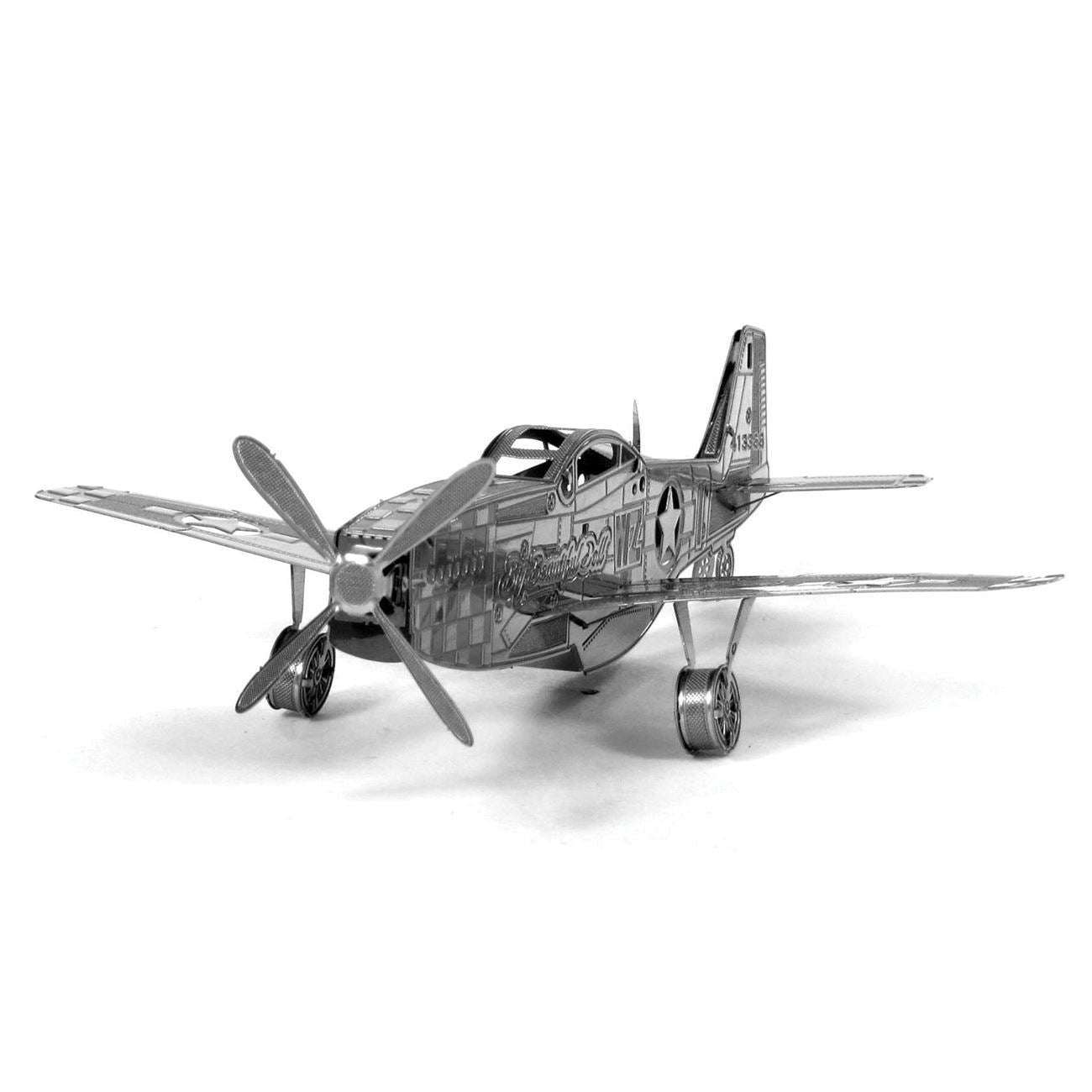 Maquette 3D métal P-51 Mustang Metal Earth vue de face, avion miniature détaillé avec hélice et ailes découpées au laser
