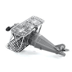 Modèle réduit Fokker D.VII Metal Earth en métal, vue supérieure diagonale, ailes ajourées et détails gravés haute précision