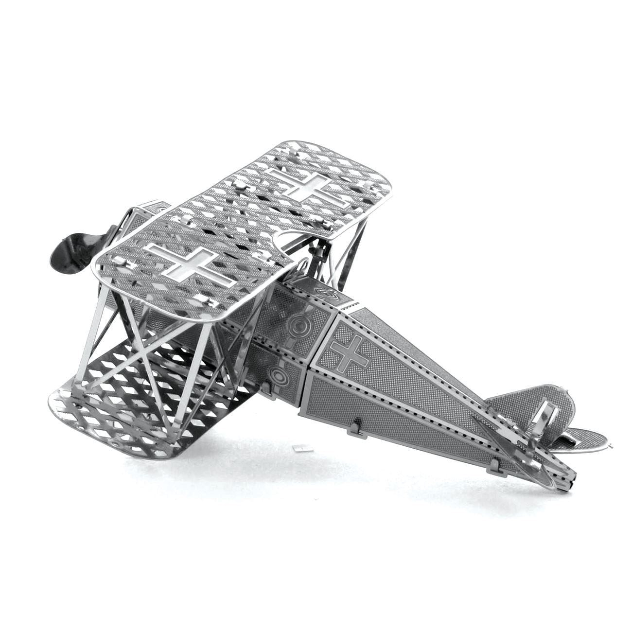 Modèle réduit Fokker D.VII Metal Earth en métal, vue supérieure diagonale, ailes ajourées et détails gravés haute précision