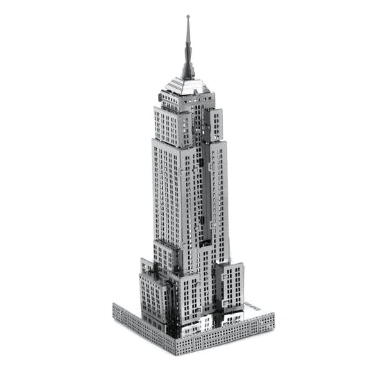 Modèle réduit en métal Empire State Building Metal Earth, vue diagonale gauche, base architecturale et flèche emblématique mises en valeur
