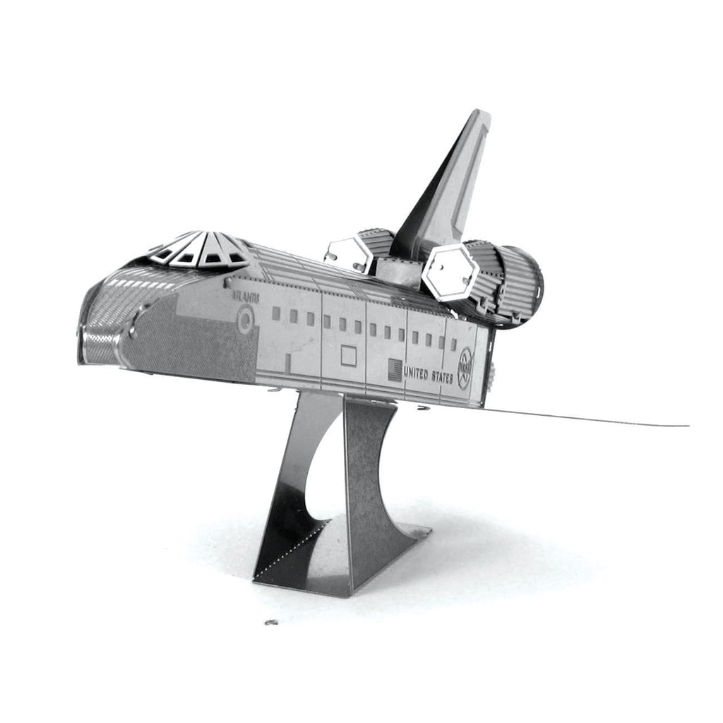 Maquette Metal Earth Space Shuttle, vue latérale droite, cockpit, fuselage gravé et moteurs arrière détaillés sur support métallique