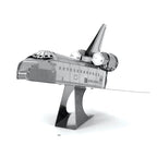 Maquette Metal Earth Space Shuttle, vue latérale droite, cockpit, fuselage gravé et moteurs arrière détaillés sur support métallique