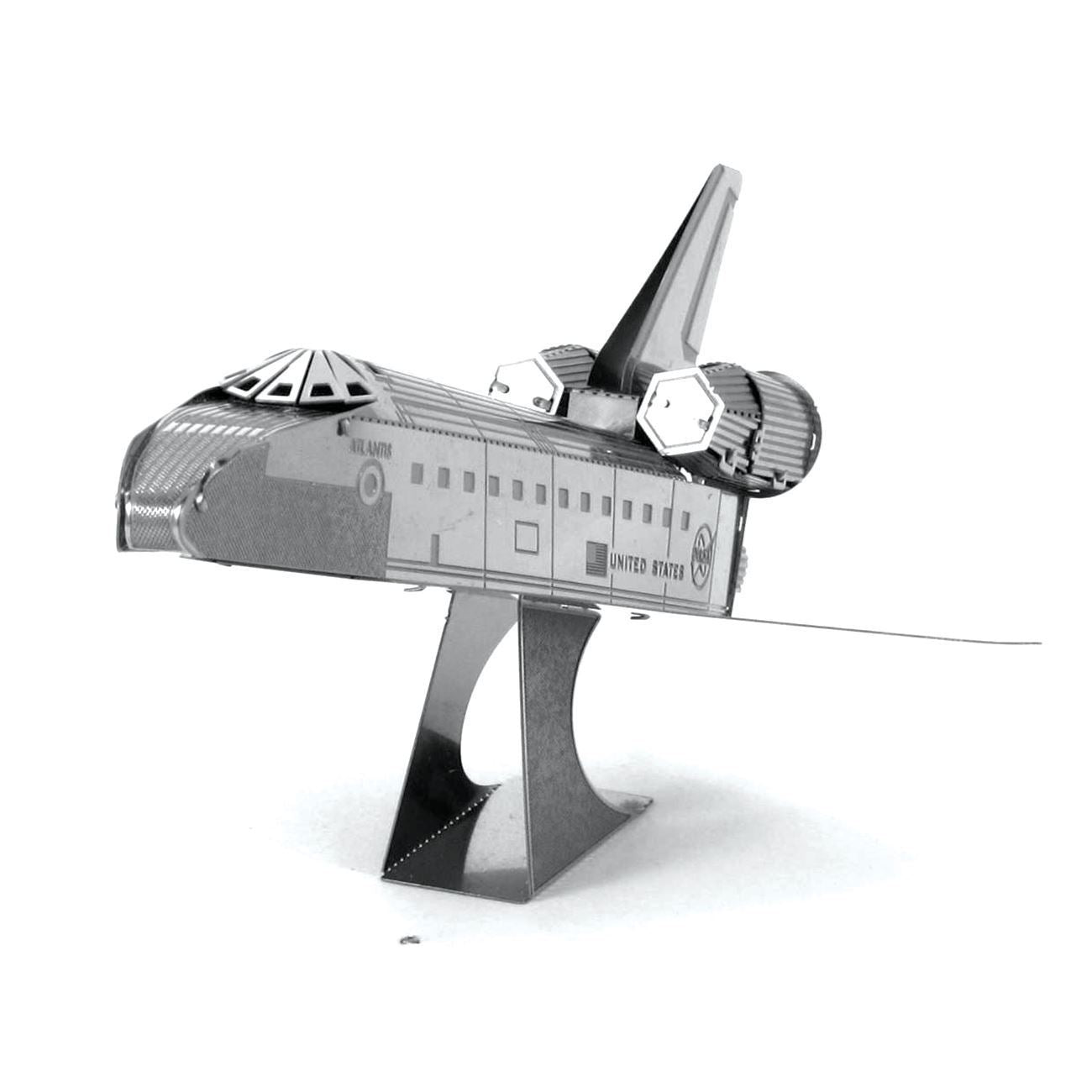 Maquette Metal Earth Space Shuttle, vue latérale droite, cockpit, fuselage gravé et moteurs arrière détaillés sur support métallique