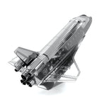 Modèle réduit Metal Earth Space Shuttle en métal, vue arrière diagonale, trois moteurs principaux détaillés et ailes réfléchissantes