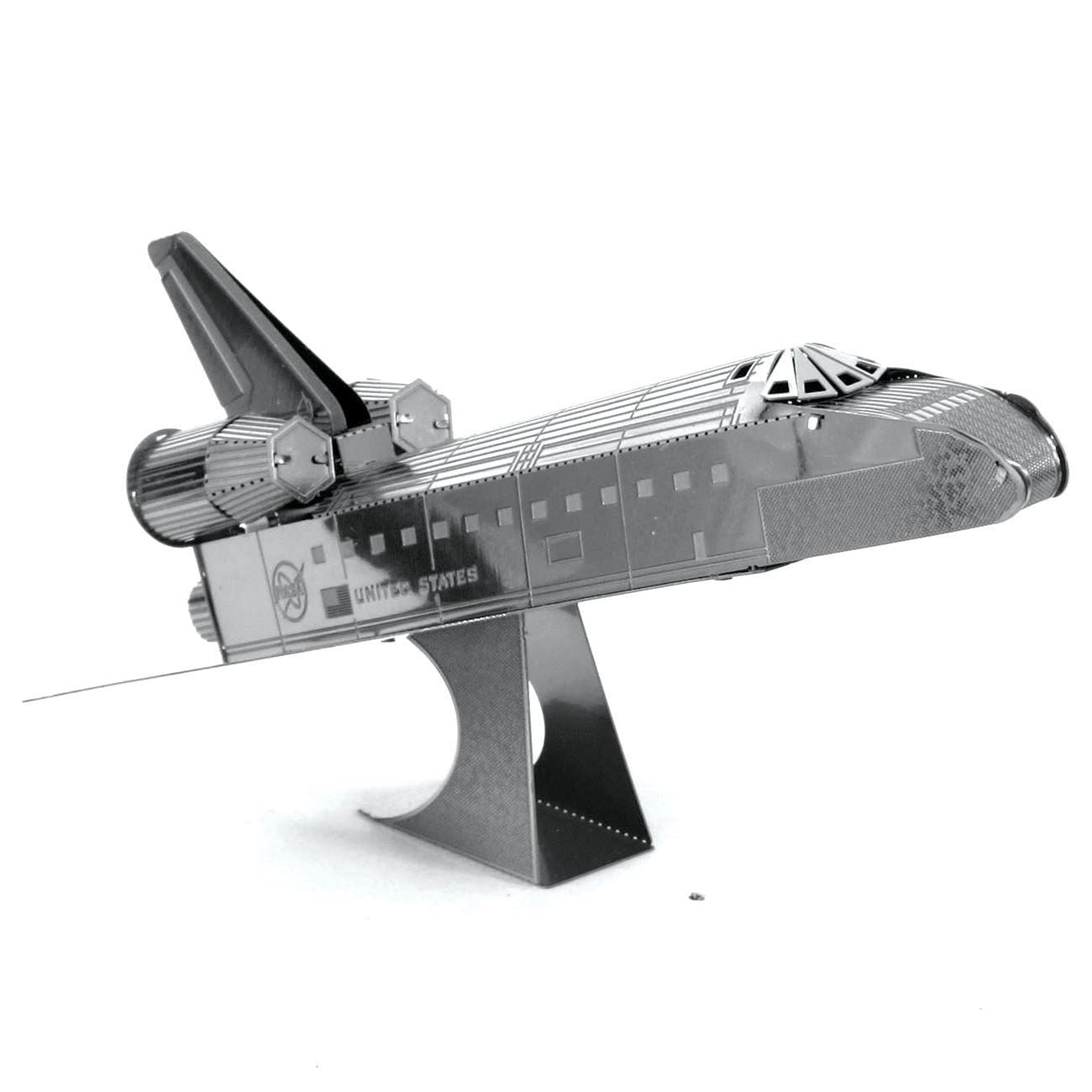 Maquette 3D métal Space Shuttle Metal Earth vue latérale gauche, navette spatiale sur support avec cockpit détaillé et moteurs arrière