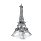 Maquette Tour Eiffel Metal Earth en métal, vue diagonale droite, détails des arches, plateformes et treillis métalliques