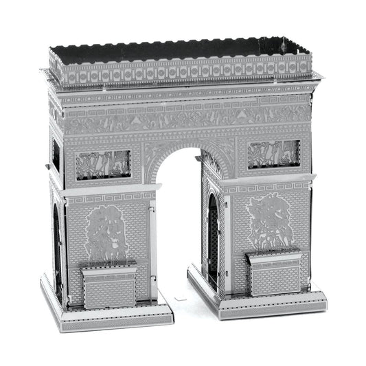 Modèle 3D métallique de l’Arc de Triomphe vu de trois-quarts, soulignant les motifs sculptés et l’architecture symétrique du monument