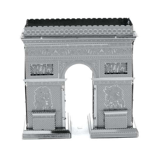 Reproduction en métal de l’Arc de Triomphe en vue frontale, montrant les reliefs, moulures et l’arche centrale emblématique du monument parisien