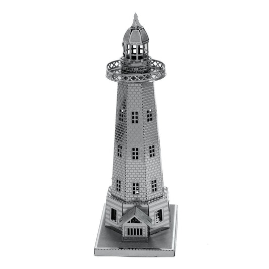 Modèle de phare en métal à assembler, vue avant droite, avec base carrée, fenêtres découpées et lanterne ouverte, maquette réaliste pour amateurs de construction