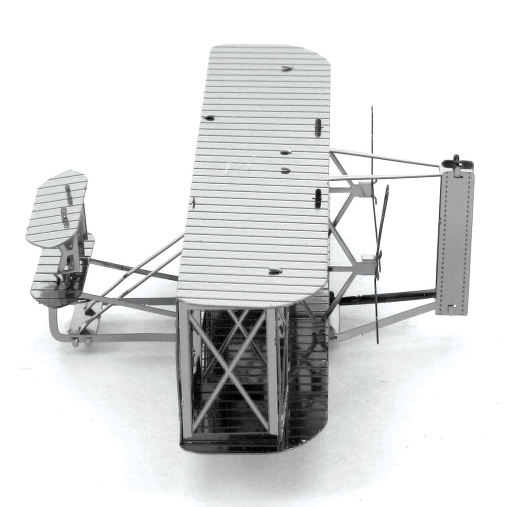 Modèle réduit métallique en 3D du premier avion des frères Wright, présenté vu de dessus en léger angle. L’appareil montre sa structure ajourée, ses ailes striées, la queue biplane et l’hélice arrière