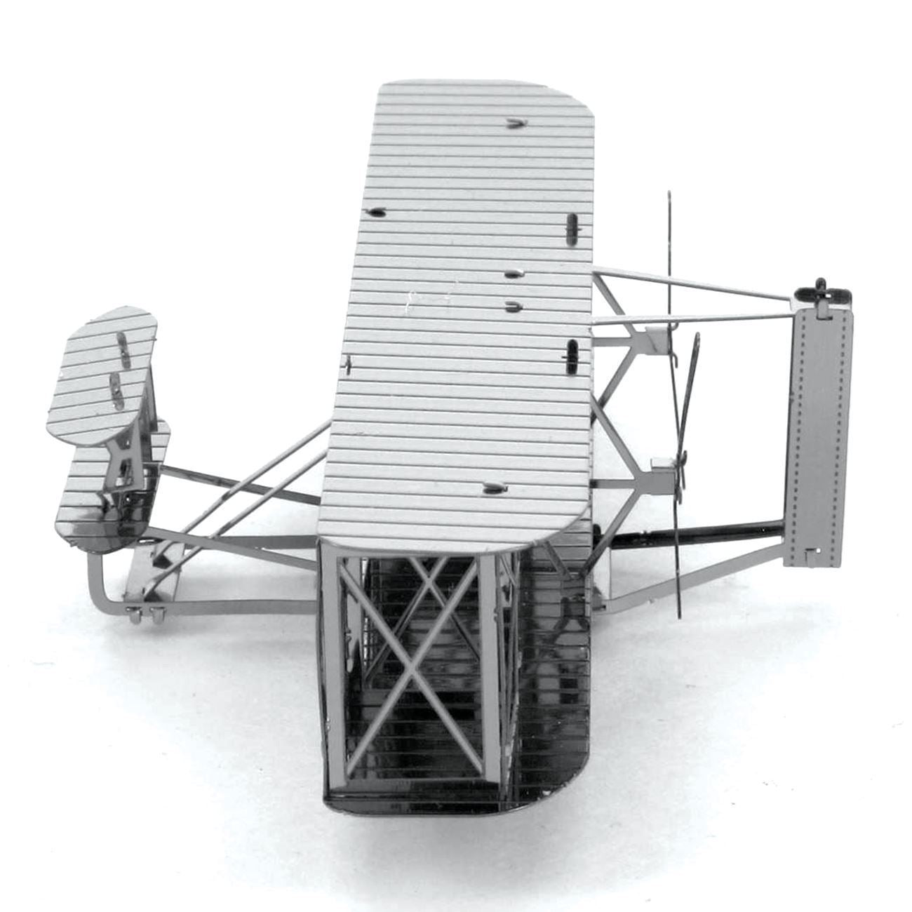 Modèle réduit métallique en 3D du premier avion des frères Wright, présenté vu de dessus en léger angle. L’appareil montre sa structure ajourée, ses ailes striées, la queue biplane et l’hélice arrière