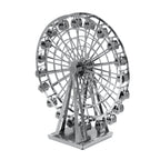 Modèle 3D Ferris Wheel Metal Earth en métal argenté, vu en angle, révélant le design circulaire et les cabines miniatures