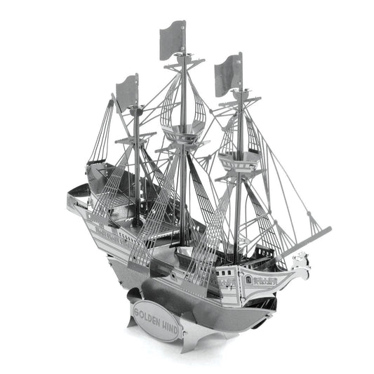 Maquette argentée Golden Hind Metal Earth vue de trois-quarts avant, montrant la proue, les voiles métalliques et les finitions détaillées du galion
