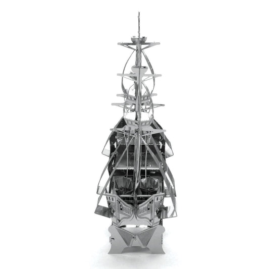 Vue arrière du modèle 3D Golden Hind Metal Earth argenté, montrant la poupe sculptée, les mâts et la structure métallique du navire