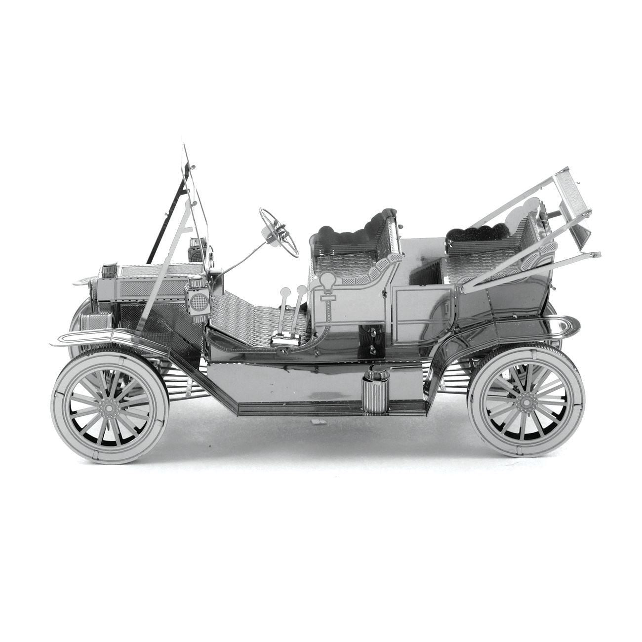 Maquette Metal Earth de la Ford Model T 1908, vue latérale, montrant la carrosserie rétro, l’habitacle ouvert et les détails mécaniques