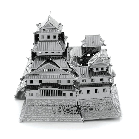 Maquette Metal Earth Himeji Castle, vue arrière, montrant la complexité des bâtiments, les toitures superposées et les murs sculptés
