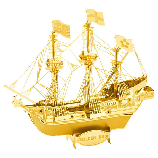 Maquette métallique dorée Golden Hind Metal Earth montrant la coque gravée, les voiles et la structure complète du galion anglais