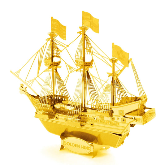 Modèle 3D Golden Hind Metal Earth doré vu de profil, mettant en valeur la coque détaillée, les trois mâts et la base d’exposition