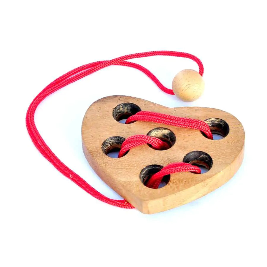 Puzzle Histoire d’amour démonté montrant les éléments en bois et cordes
