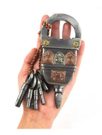 Serrure puzzle 5 clés tenue en main, cadenas-puzzle métallique robuste et imposant