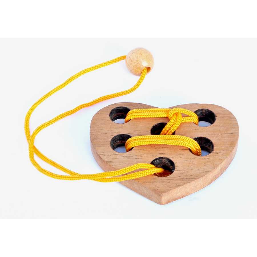 Casse-tête Histoire d’amour en bois avec cordes et cœurs
