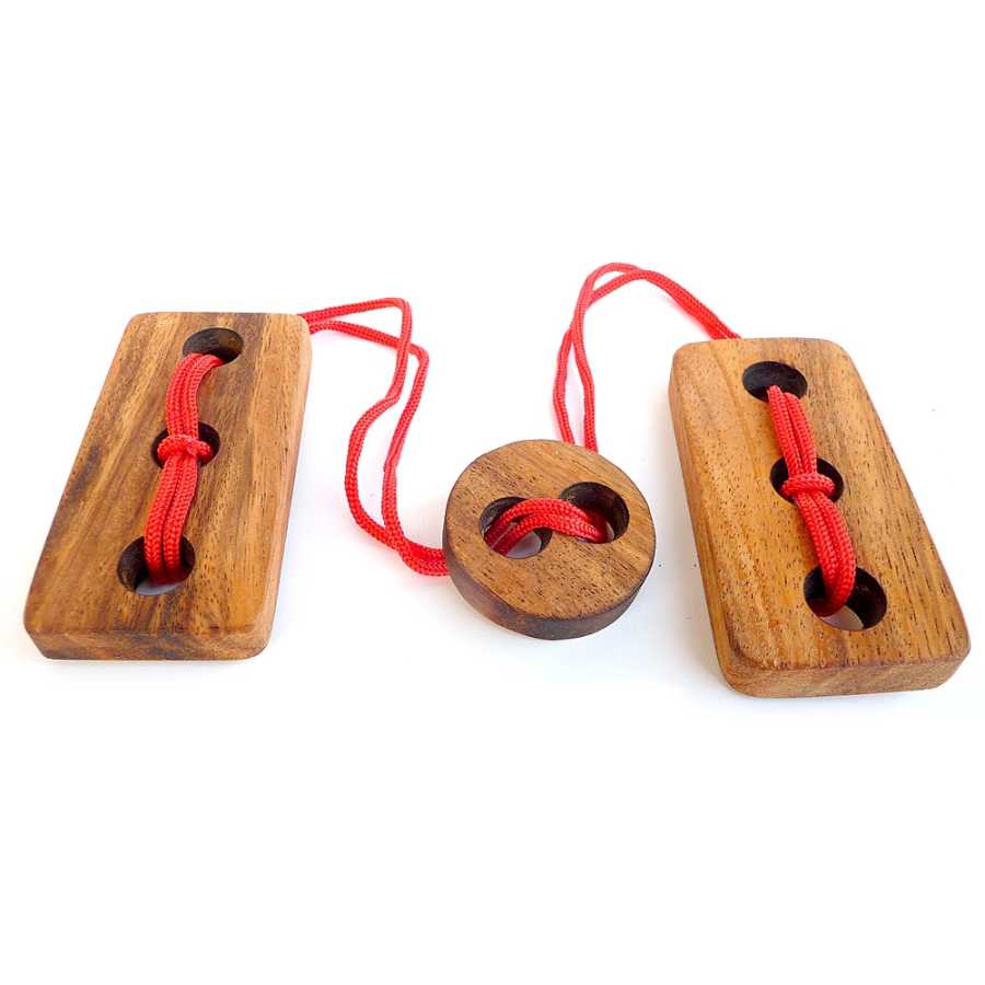 Casse-tête en bois Trois Zéros avec trois anneaux et système de cordes
