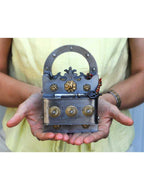 cadenas puzzle en fer tenu en main, puzzle lock lourd et authentique