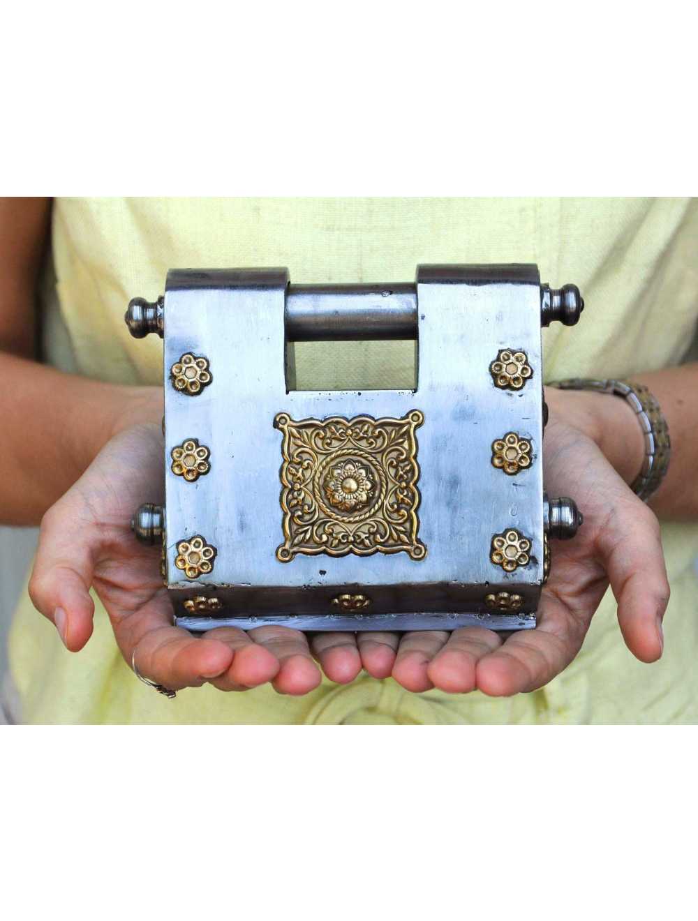 grande serrure puzzle tenue en main, cadenas-puzzle robuste et authentique
