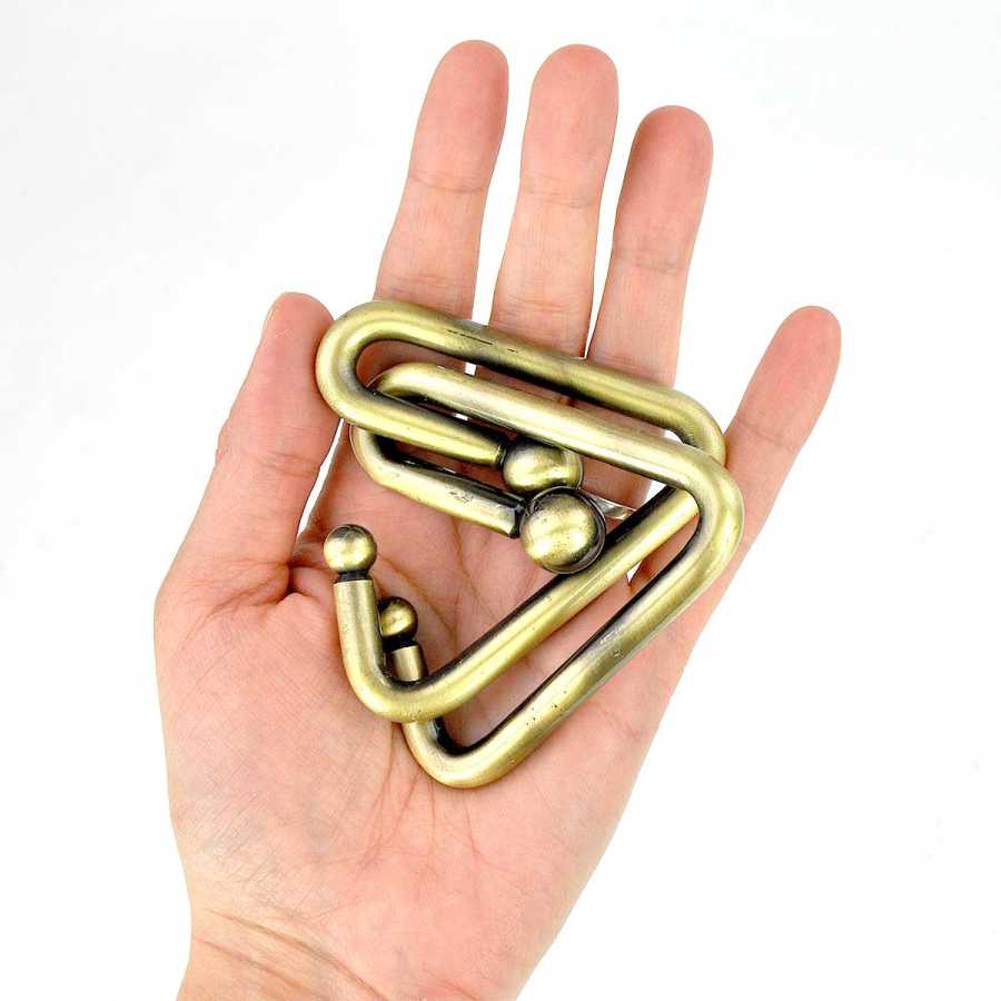 Casse-têtes métalliques The Alchemist sur surface neutre
