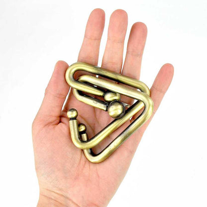 Casse-têtes métalliques The Alchemist sur surface neutre
