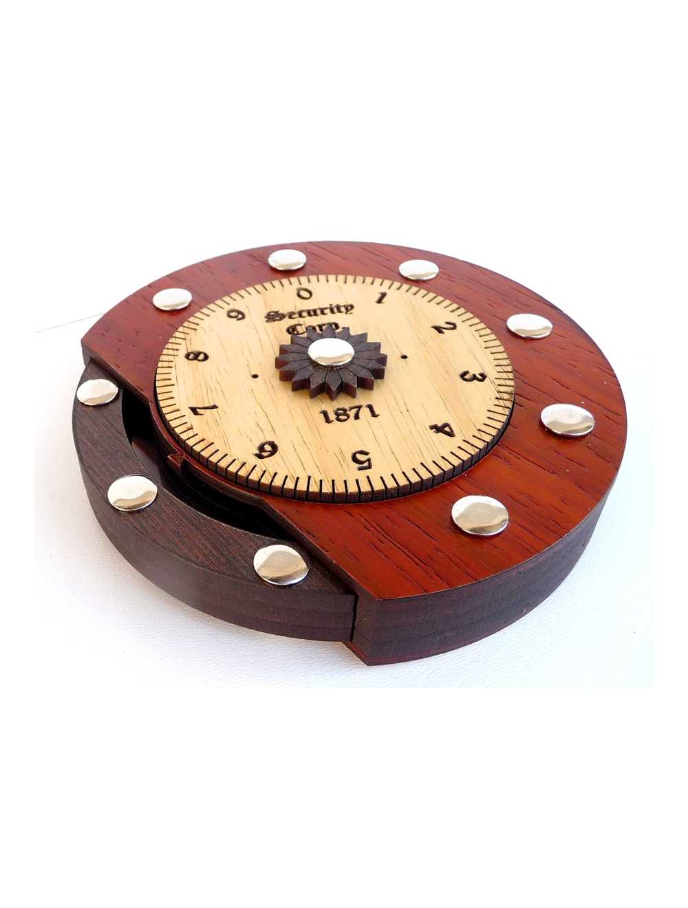 Vue rapprochée des bois padouk et érable du verrou
