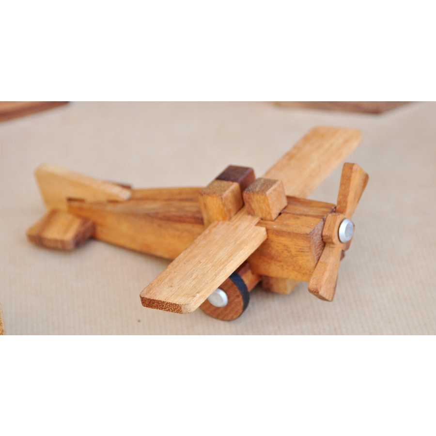 Puzzle avion Airplane en bois en cours de remontage

