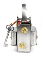 vue latérale du cadenas couronne en fer, puzzle lock métallique vintage
