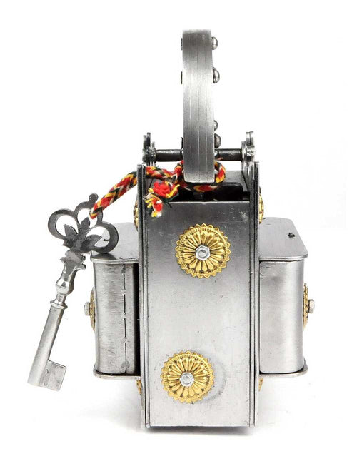 vue latérale du cadenas couronne en fer, puzzle lock métallique vintage
