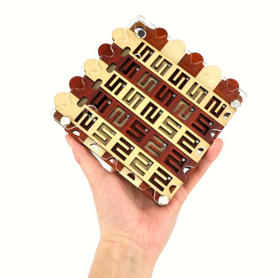 Labyrinthe N5-5 en bois et plexiglas – création Jean-Claude Constantin