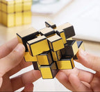 Cube Magique Ubik 3D en cours de manipulation – puzzle anti-stress
