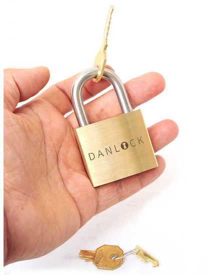 Dan Lock manipulé à la main montrant sa robustesse
