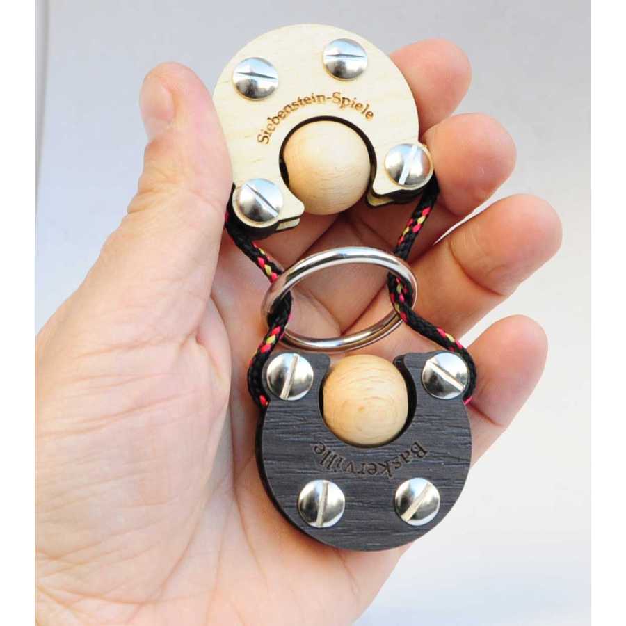 Finition artisanale du puzzle Baskerville Siebenstein Spiele