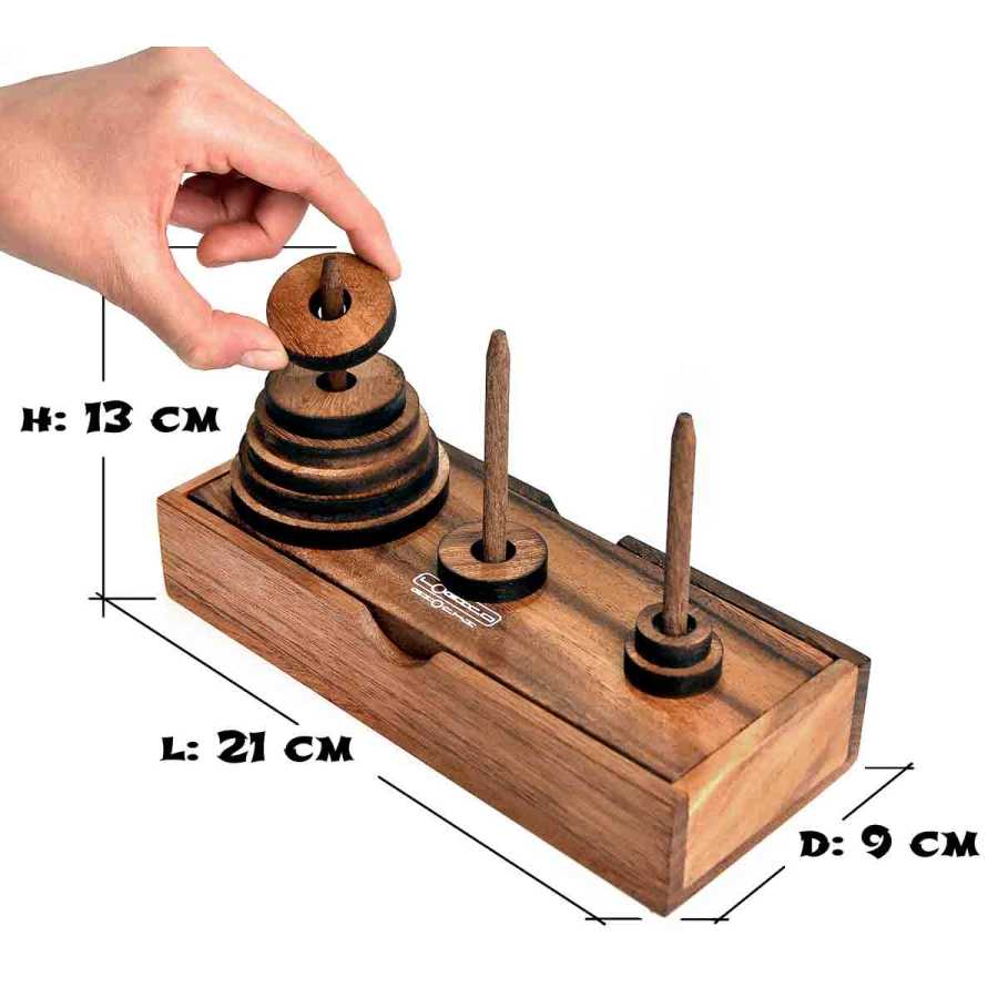 Jeu de réflexion Tower of Hanoi en bois posé sur sa base