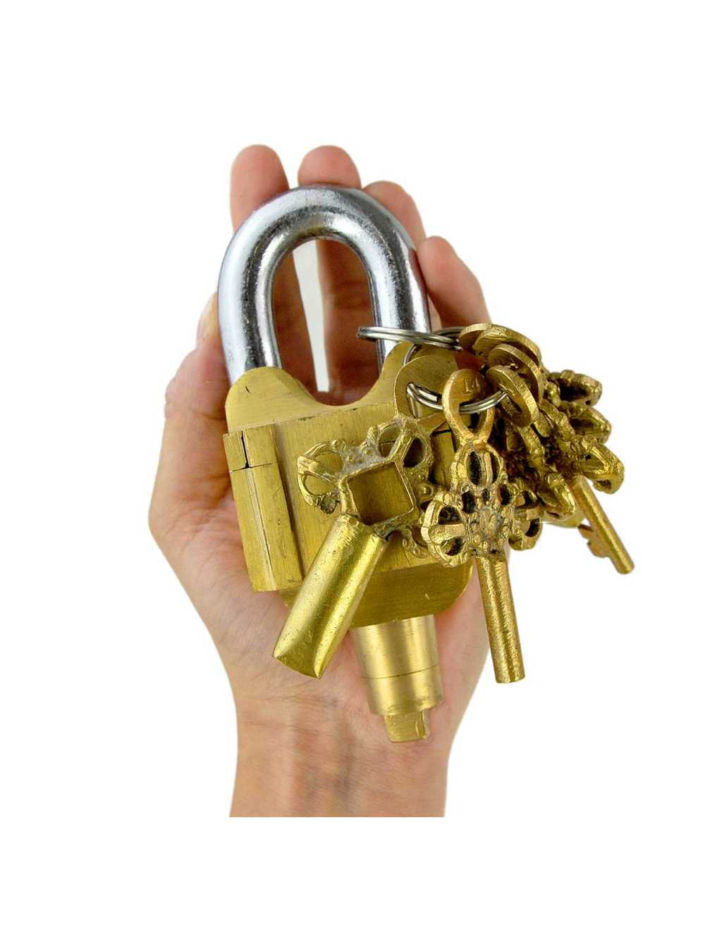 Vue rapprochée du cadenas doré Messing Big et de ses clés
