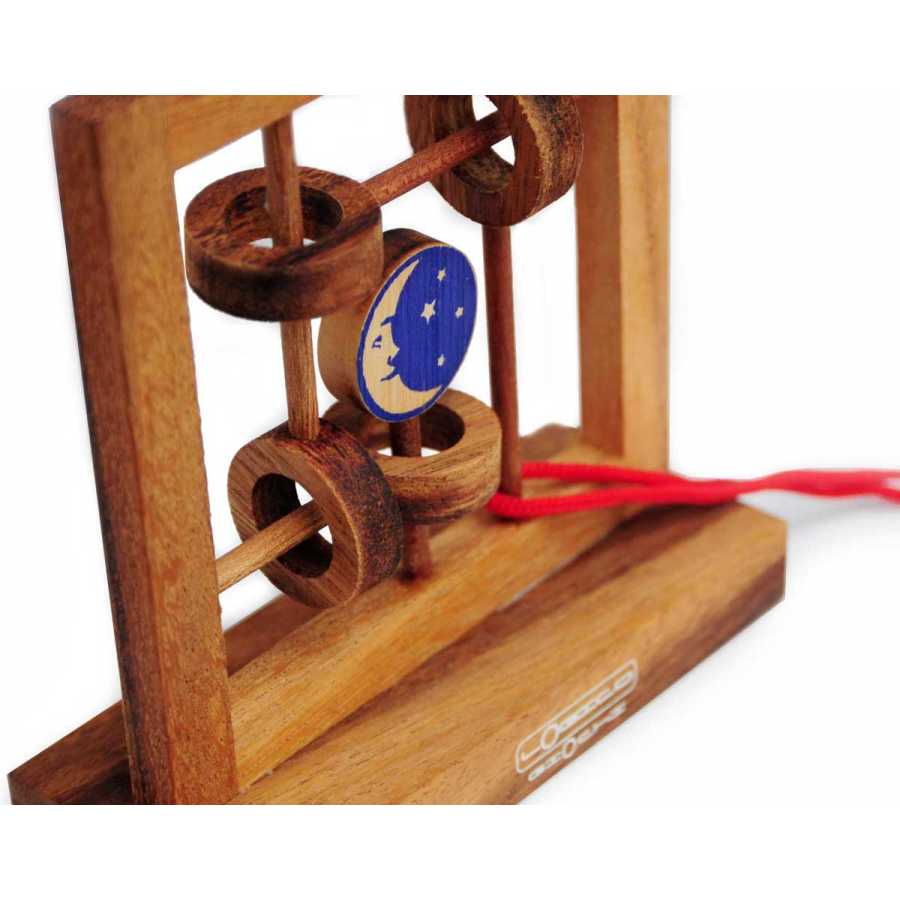 Casse-tête Lune et Étoile en bois en cours de résolution
