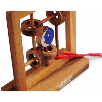 Casse-tête Lune et Étoile en bois en cours de résolution
