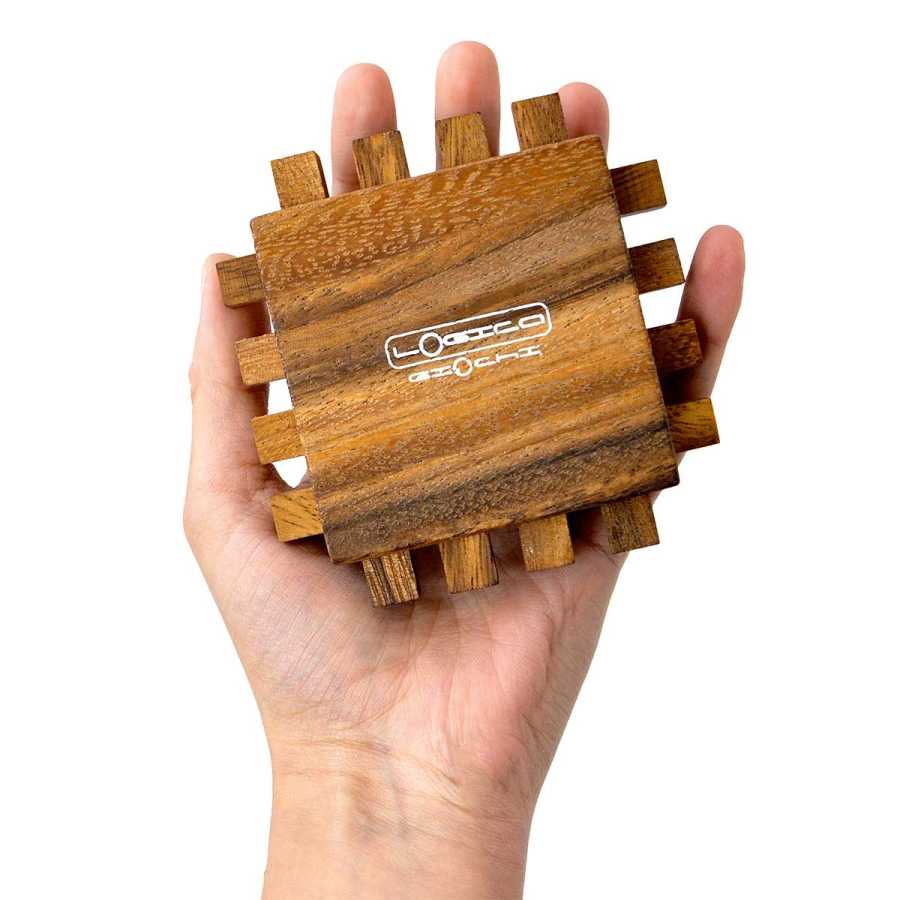 Puzzle Chip en bois manipulé à la main
